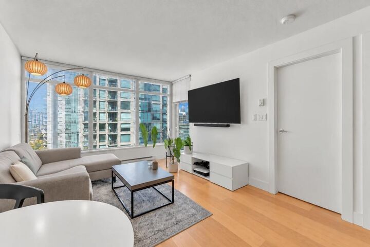Property Photo:  888 Homer Street 2102  BC V6B 0H7 