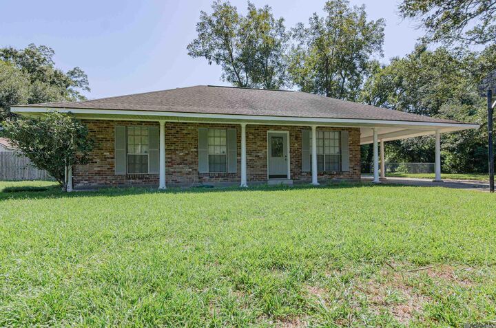 Property Photo: 684 Wylie Dr LA 70808