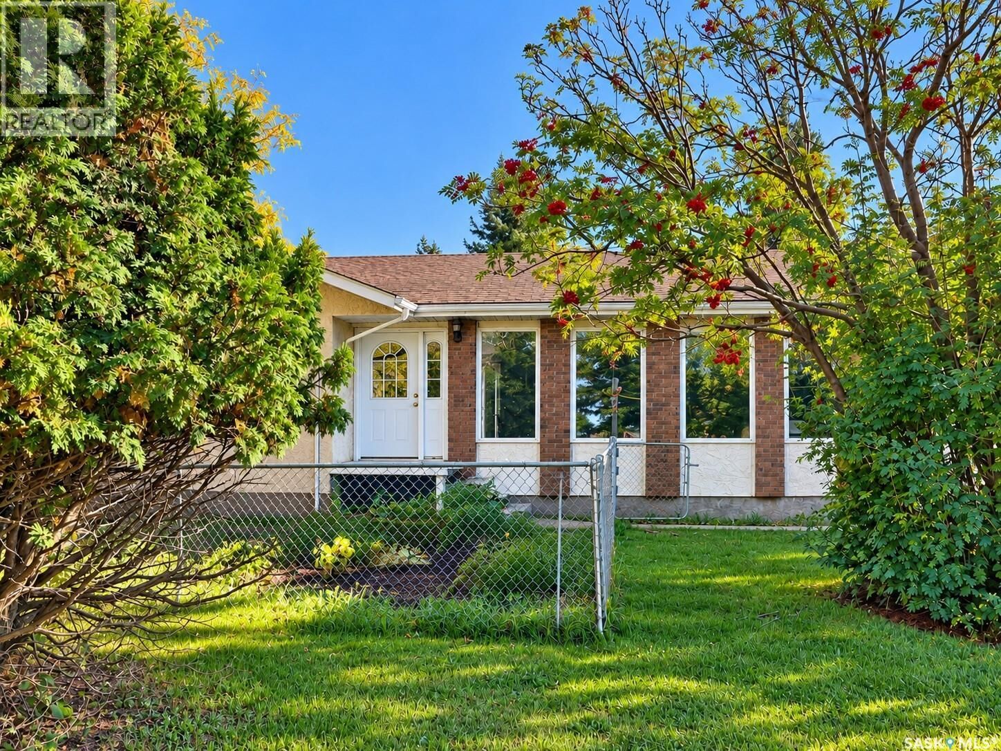 Property Photo: 401 Service Road E SK S0J 2E0