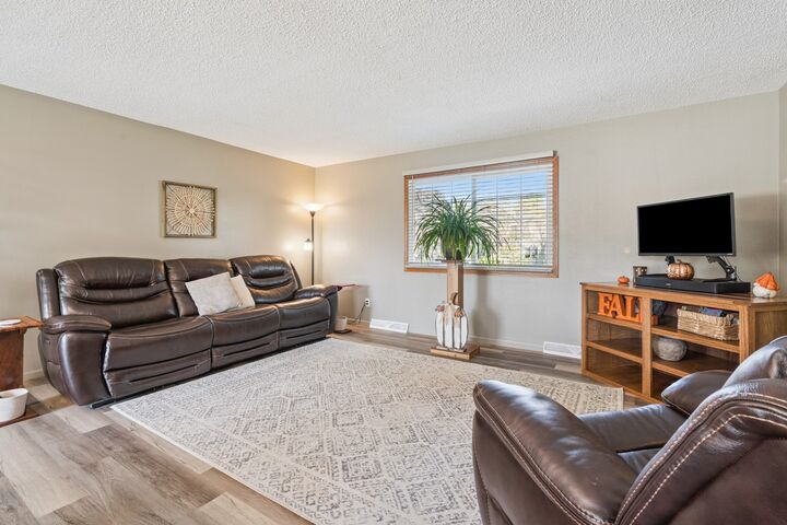 Property Photo:  1002 W 17th Street  IA 52349 