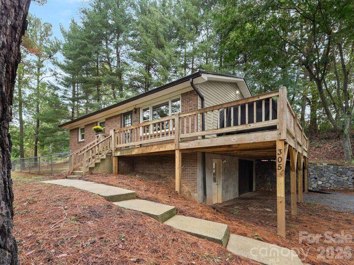 Property Photo:  305 Youngs Cove Road  NC 28715 