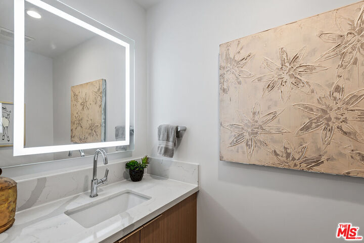 Property Photo:  1906 Overland Ave, Unit 204  CA 90025 
