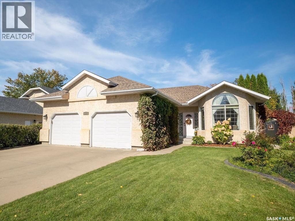 Property Photo:  412 4th Street E  SK S0K 4S0 