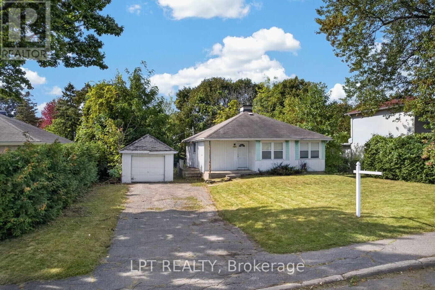 Property Photo:  868 Mountainview Avenue  ON K2B 5G2 