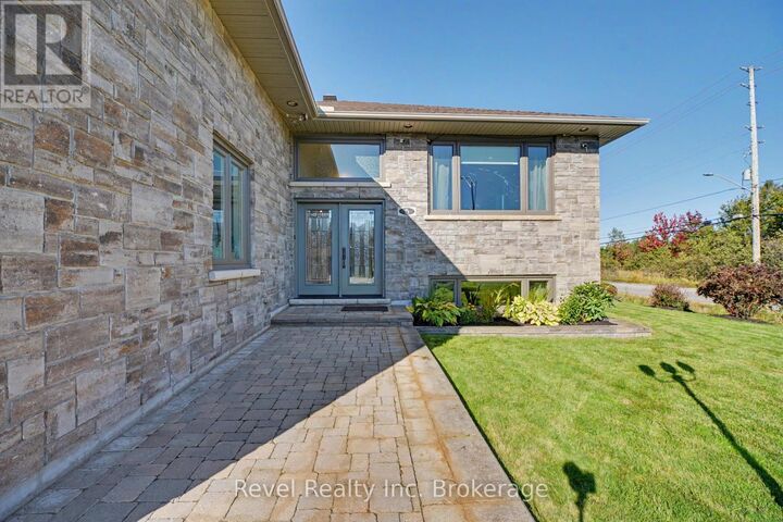 Property Photo:  5 Sugarbush Street  ON P1C 0A4 
