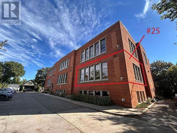 Property Photo:  357 Hunter Street West 25  ON L8P 1S6 