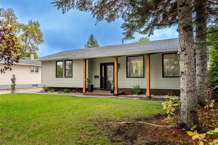 Property Photo: 6 Collingham Bay MB R3R 1V2