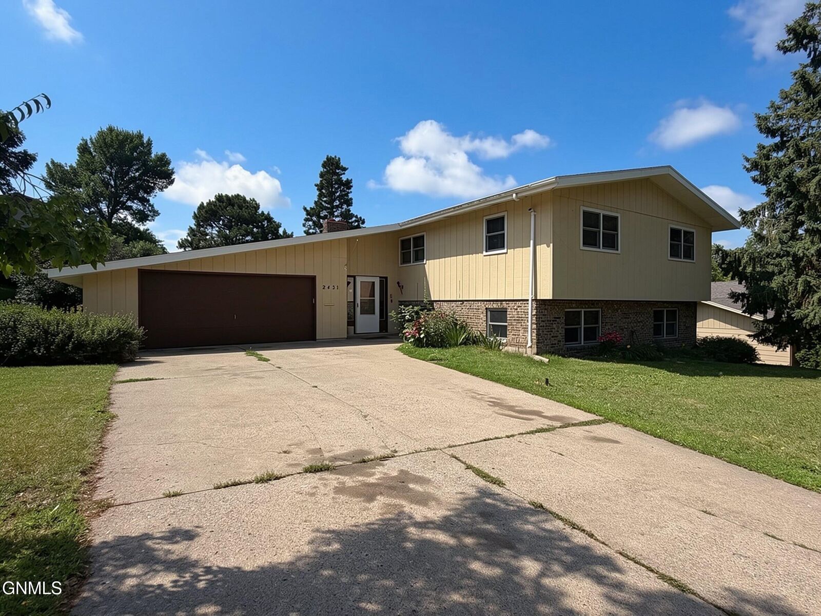 Property Photo:  2431 E Boulevard Avenue  ND 58501 