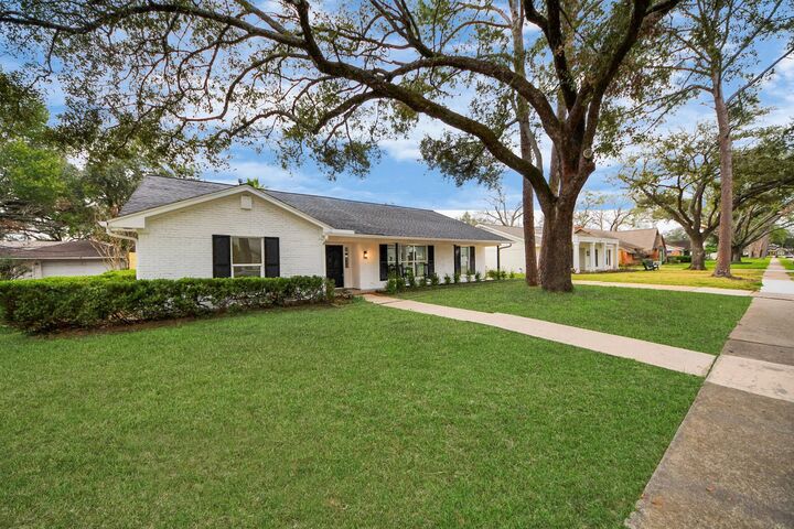 Property Photo:  7819 Pagewood Lane  TX 77063 