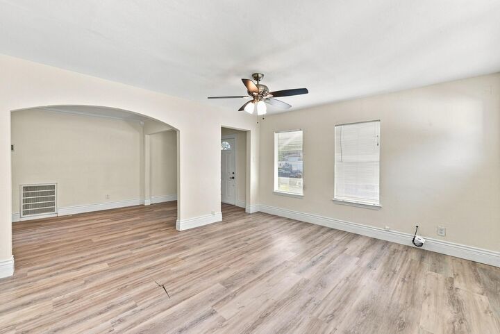 Property Photo:  1012 W Hart Avenue  TX 77506 