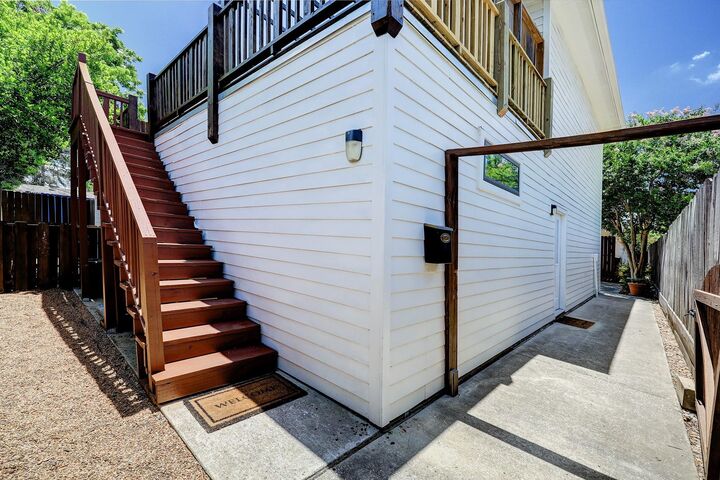 Property Photo: 611 East 20th Street Upper TX 77008