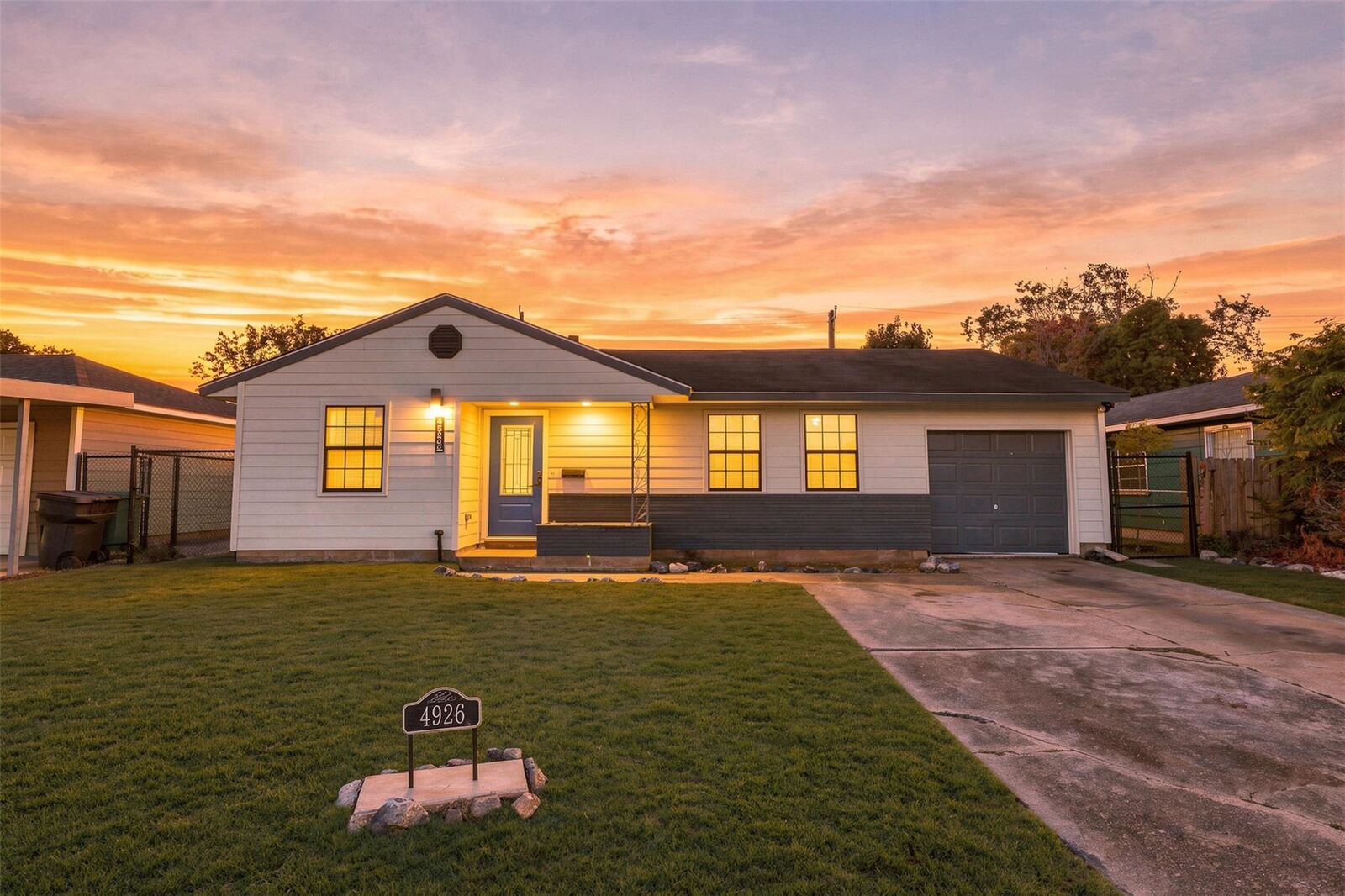 Property Photo:  4926 Edfield Street  TX 77033 
