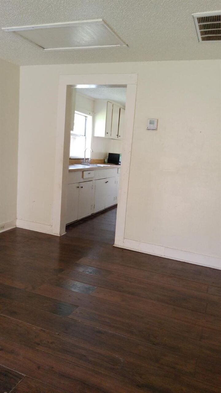 Property Photo: 416 N Erskine Street TX 77515