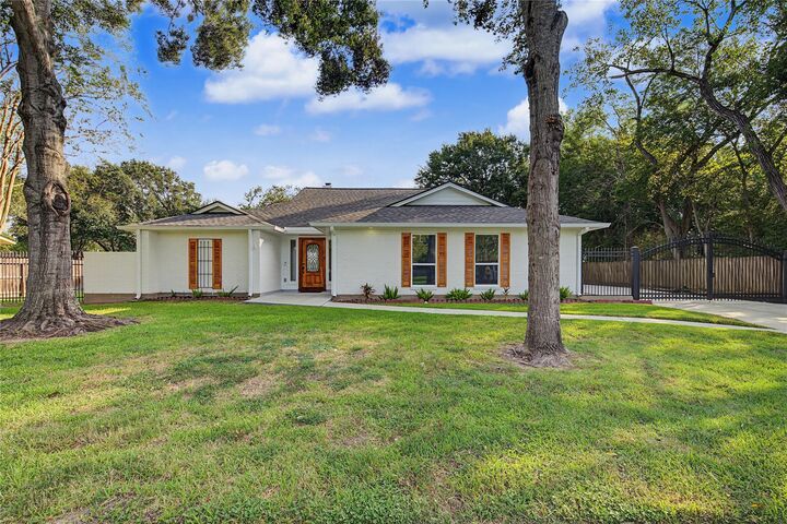 Property Photo:  18307 Kings Row  TX 77058 