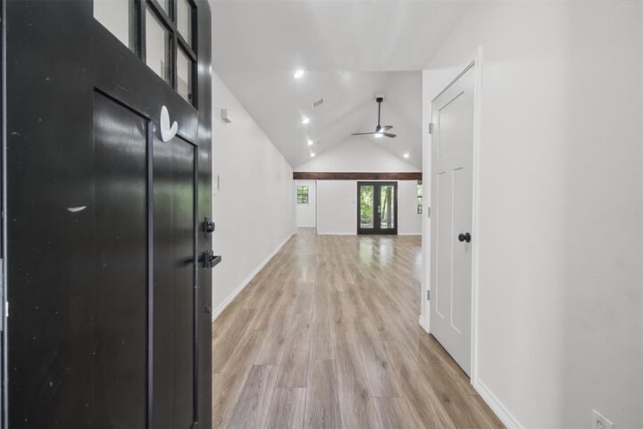 Property Photo:  118 N Village Cove Loop  TX 77351 