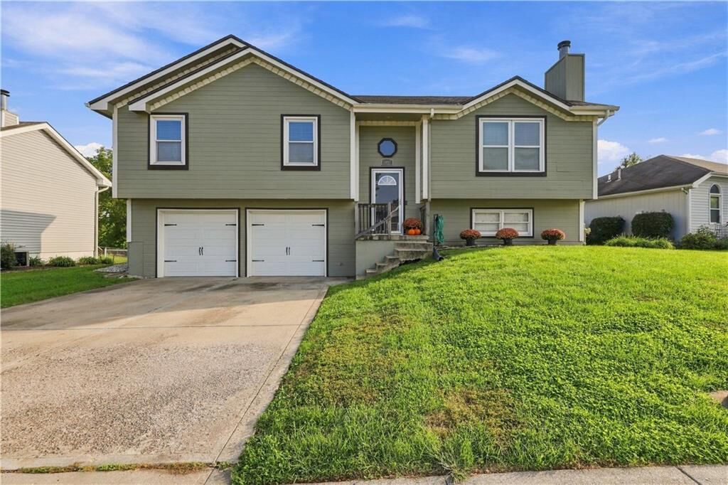 Property Photo:  1007 Golden Avenue  MO 64024 
