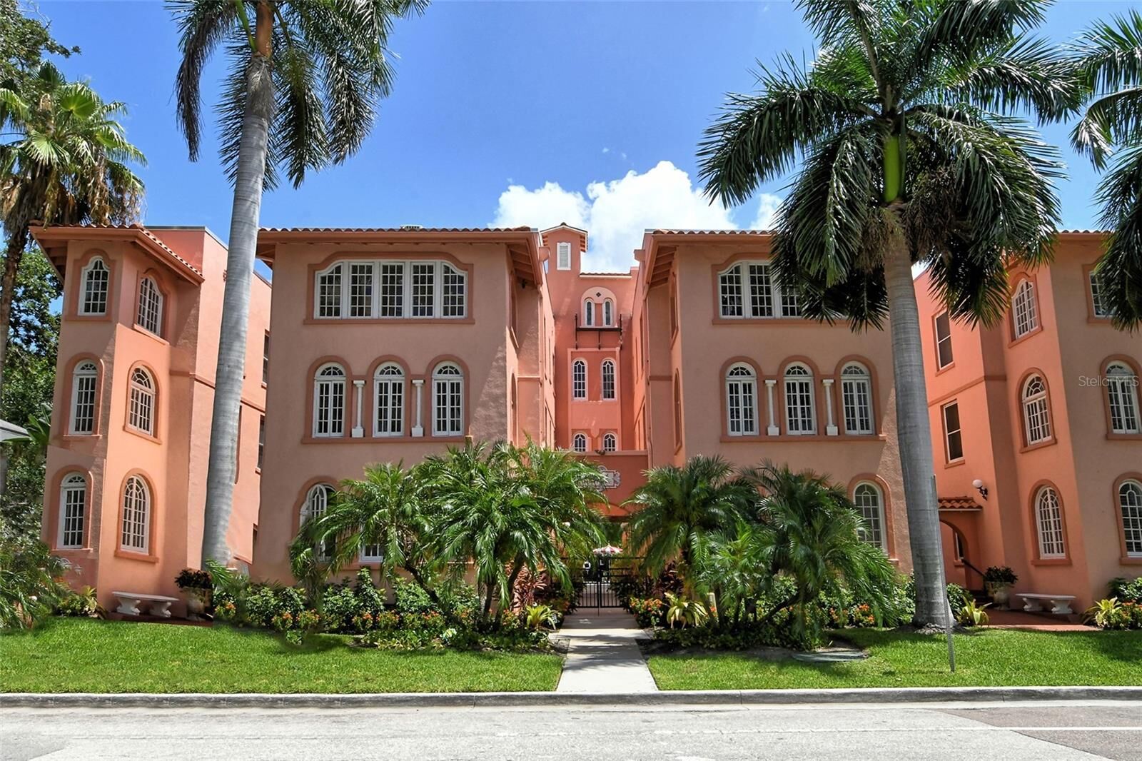 Property Photo: 1221 N Palm Avenue 305 FL 34236