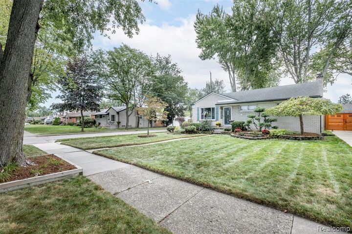 Property Photo:  23032 Brookdale Boulevard  MI 48082 2136 