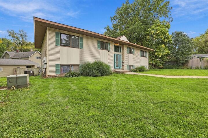 Property Photo: 822 NE Carrier Creek Boulevard MI 49503-1275