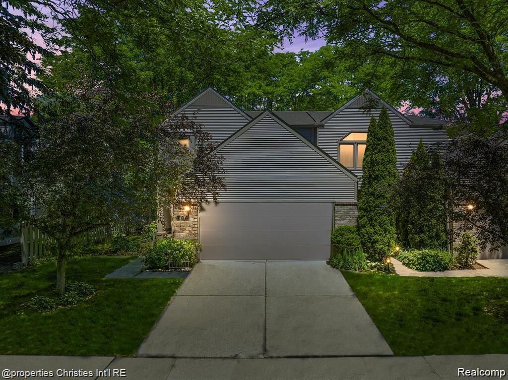 Property Photo:  701 E Lincoln Street  MI 48009 3646 