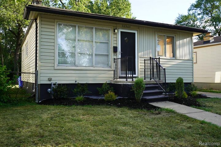 Property Photo: 28945 Oakwood Street MI 48141 1665