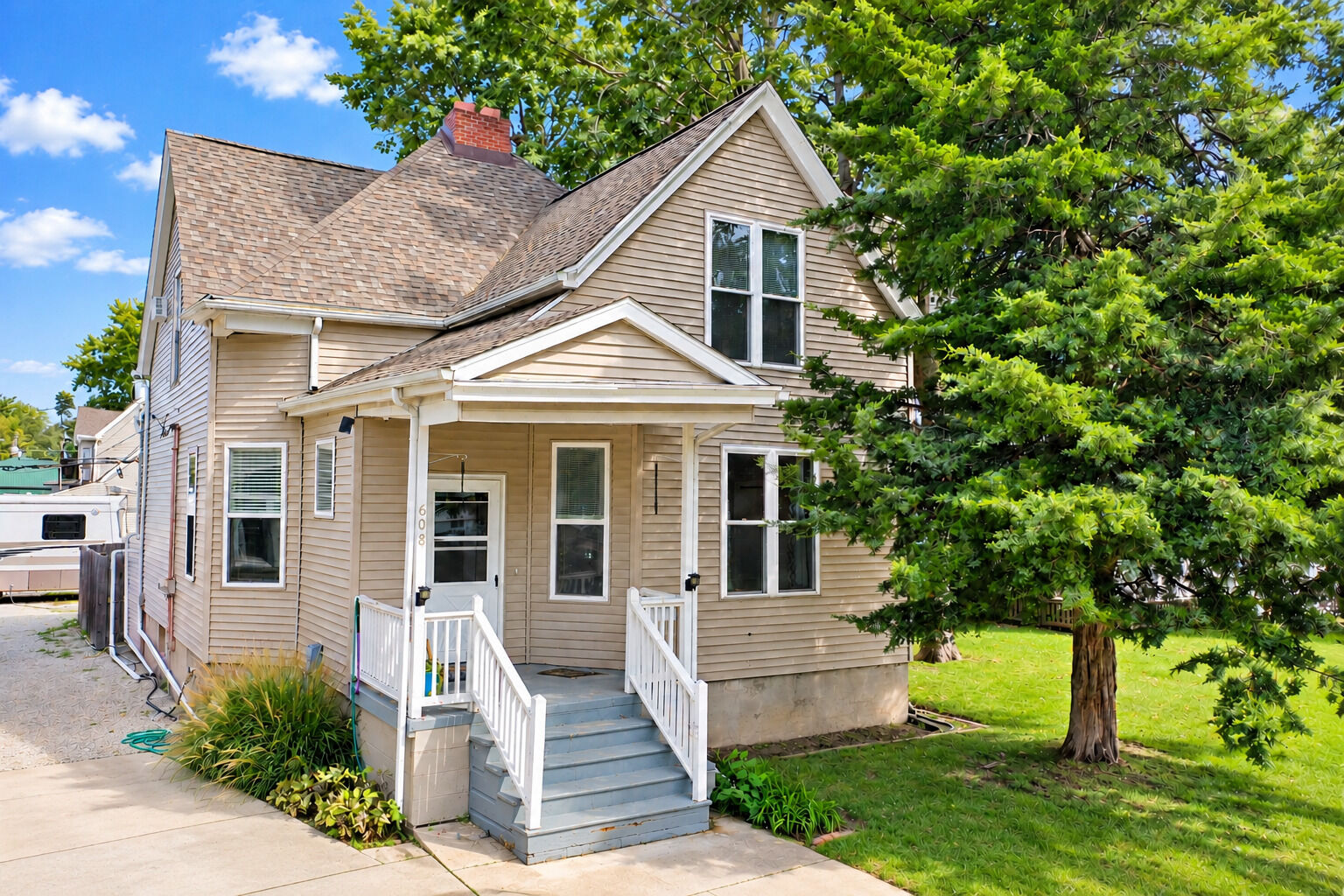 Property Photo:  608 E Mulberry Street  IL 61701 
