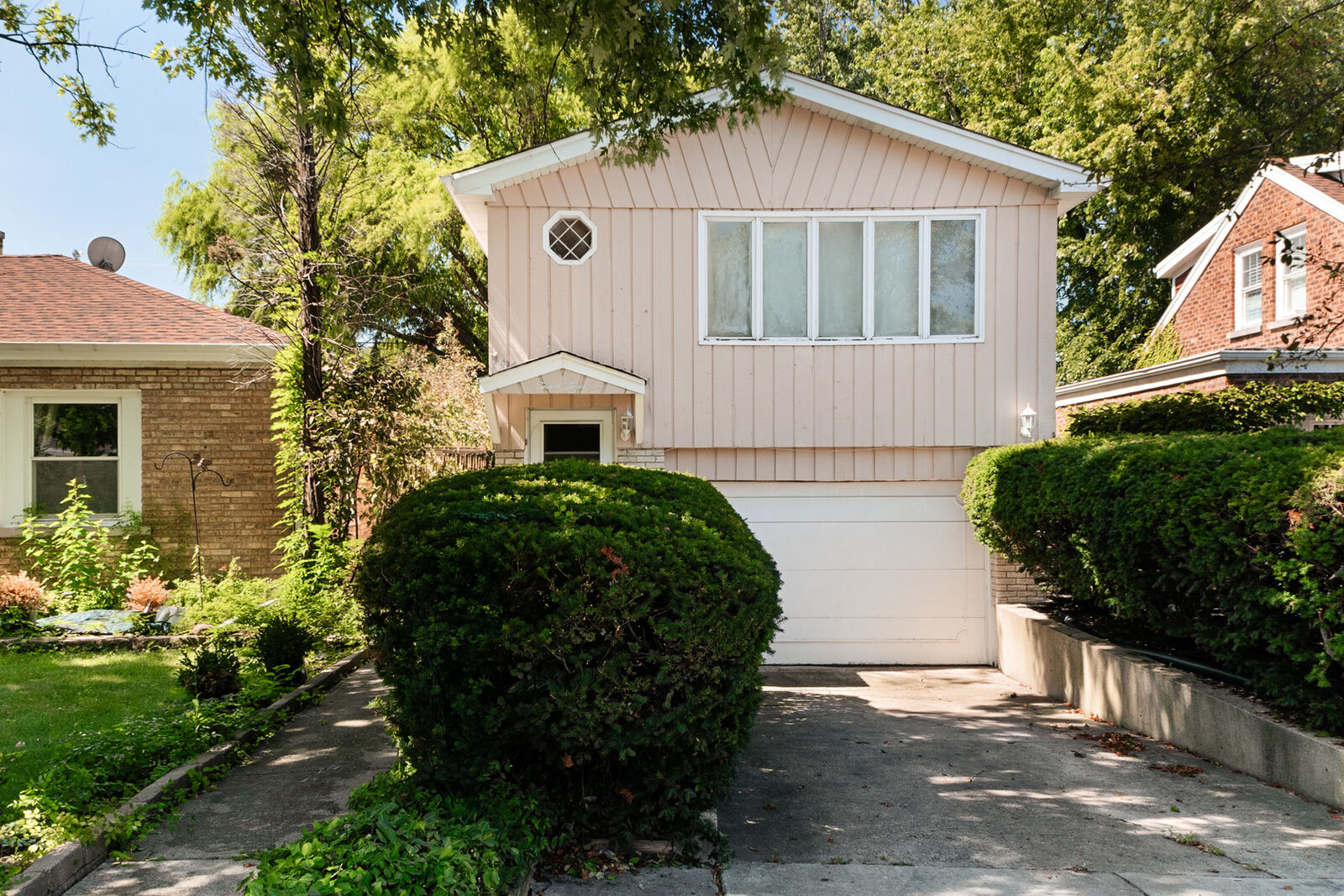 Property Photo: 1212 N Maple Avenue IL 60526