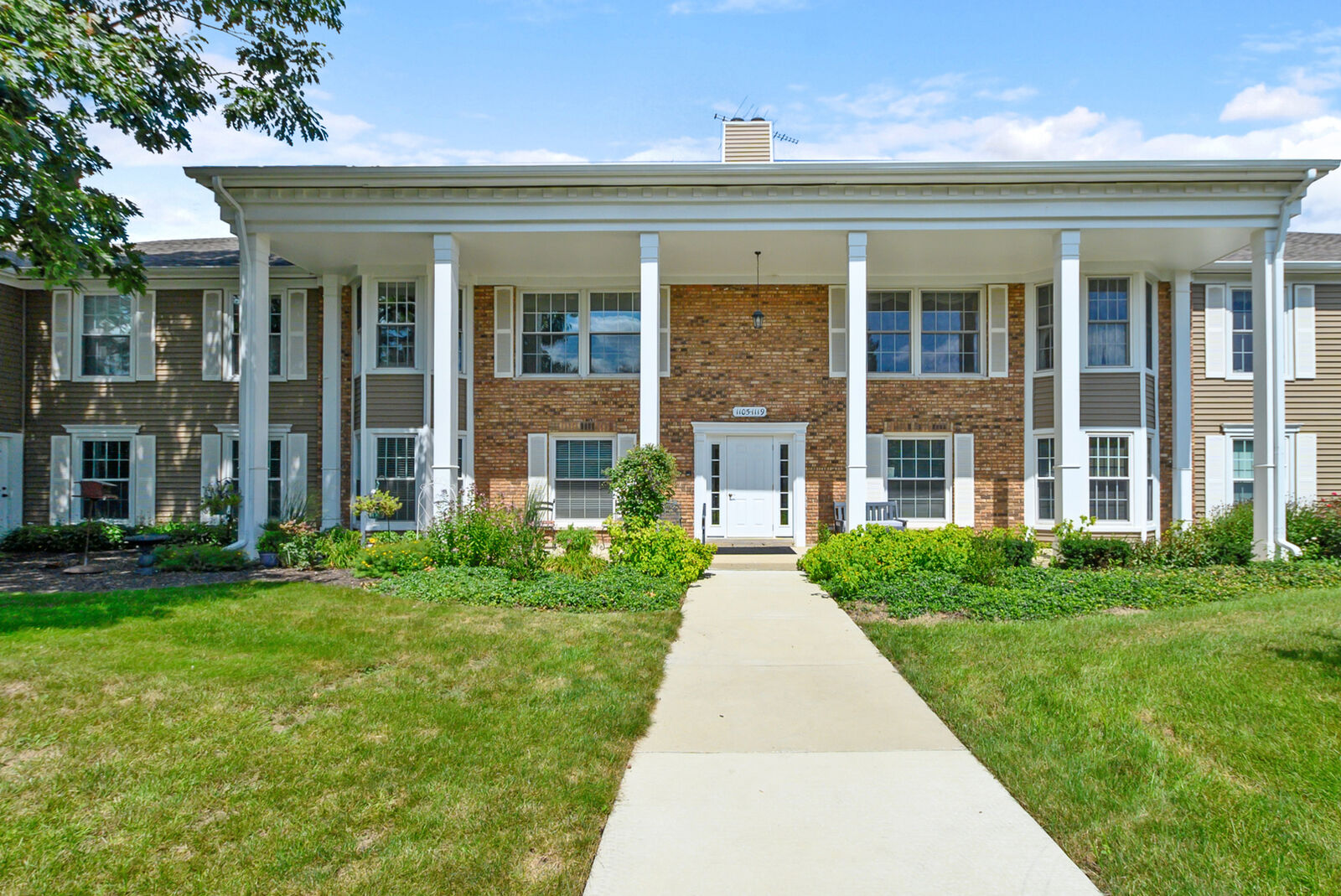 Property Photo: 1105 Spring Garden Circle 5 IL 60563