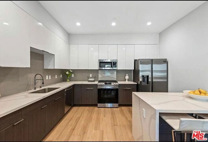 Property Photo: 1906 Overland Avenue 202 CA 90025