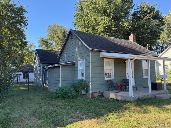 Property Photo:  204 E Columbia Street  IL 62056 