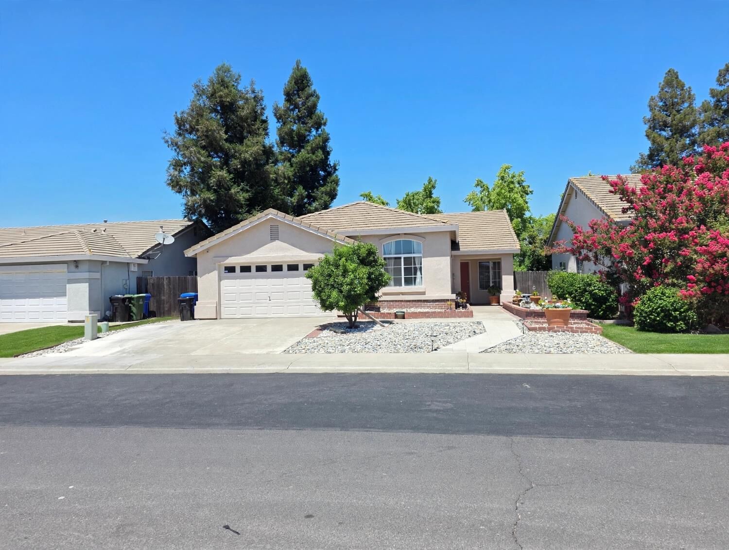 Property Photo: 9009 Bungalow Way CA 95758
