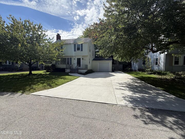 Property Photo:  747 Inwood Place  OH 43537 