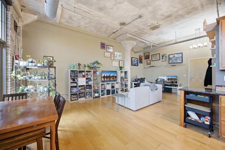 Property Photo:  1901 E Hennepin Avenue 303  MN 55413 
