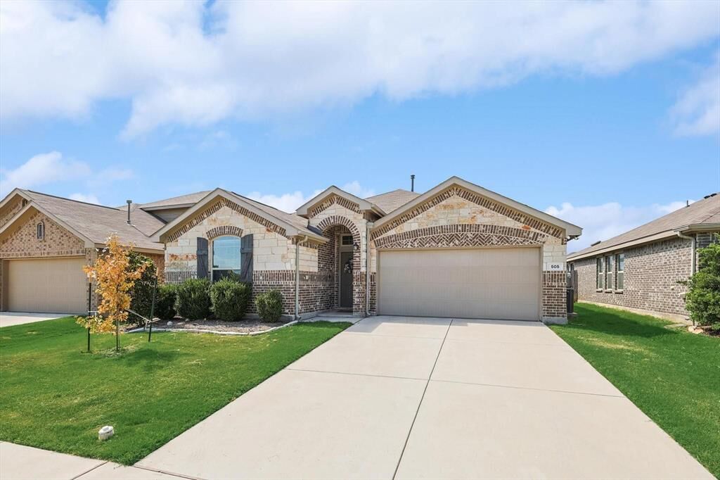Property Photo:  505 Saguaro Drive  TX 76052 