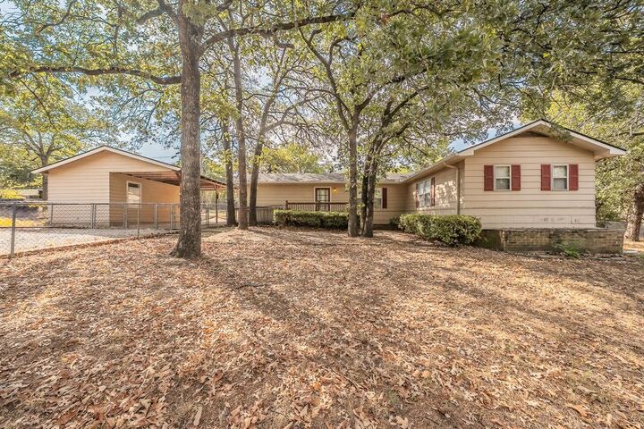 Property Photo:  1812 Highland Drive E  TX 76262 