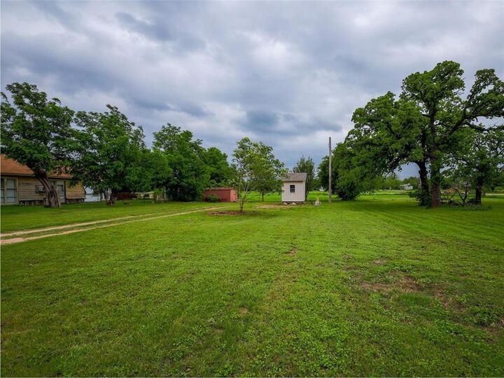 Property Photo:  609 W 12th St  TX 76437 
