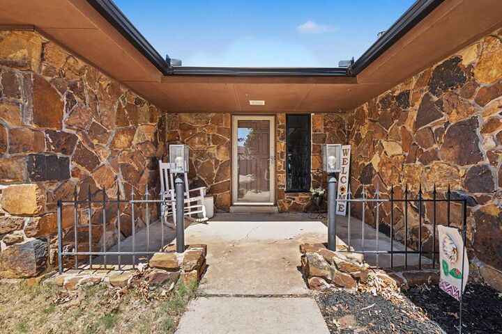 Property Photo: 8305 NW 115th Street OK 73162