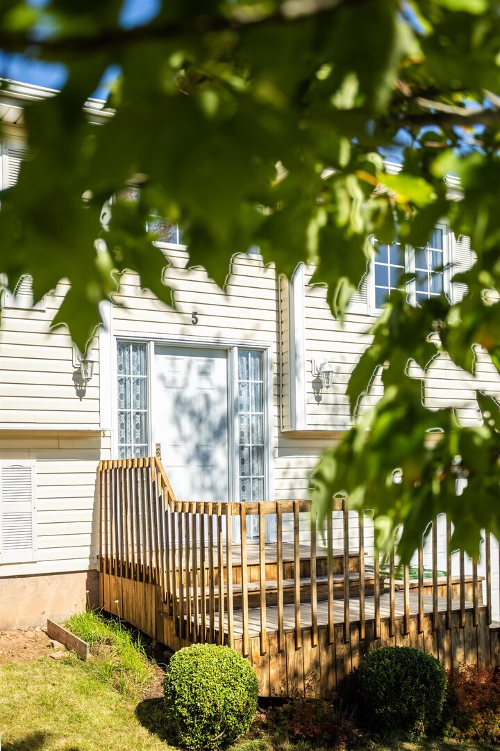 Property Photo:  5 Commonwealth Avenue  PE C1E 2E7 