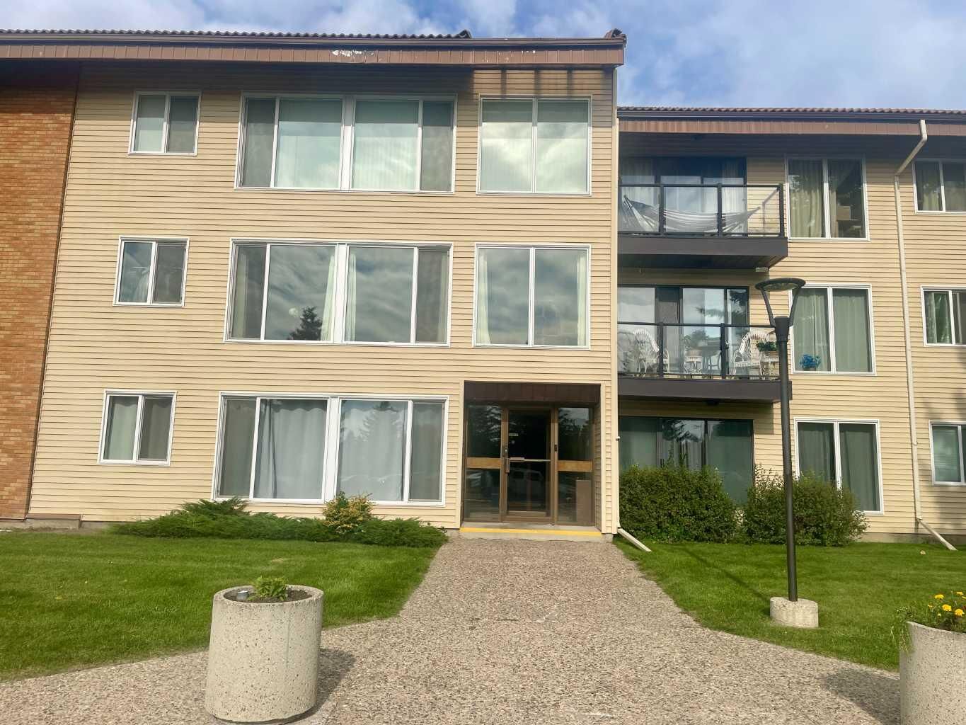 Property Photo:  75 Temple Boulevard W 107  AB T1K 5M2 