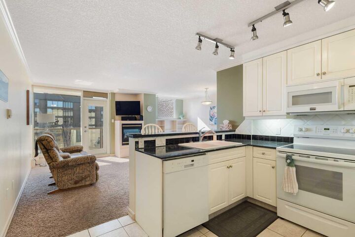 Property Photo:  4603 Varsity Drive NW 704  AB T3A 2V7 