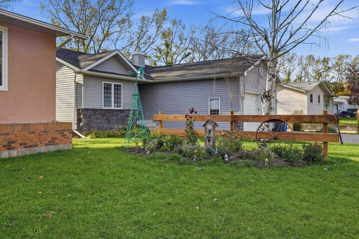 Property Photo:  2211 Westview Crescent  AB T0M 0K0 