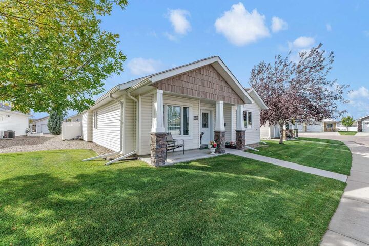 Property Photo:  69 Chartwell Place SE  AB T1B 0E4 