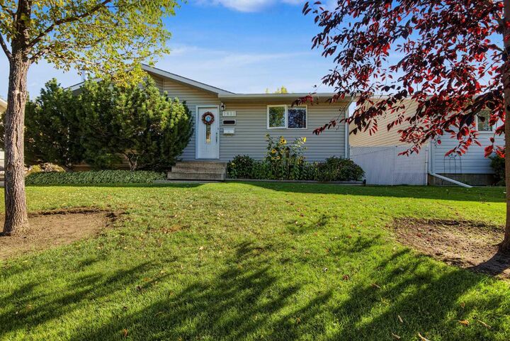 Property Photo:  7633 97A Street  AB T8V 3Z8 