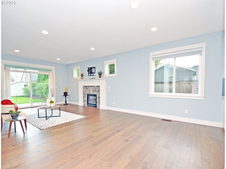 Property Photo: 880 Caitlyn Pl OR 97013