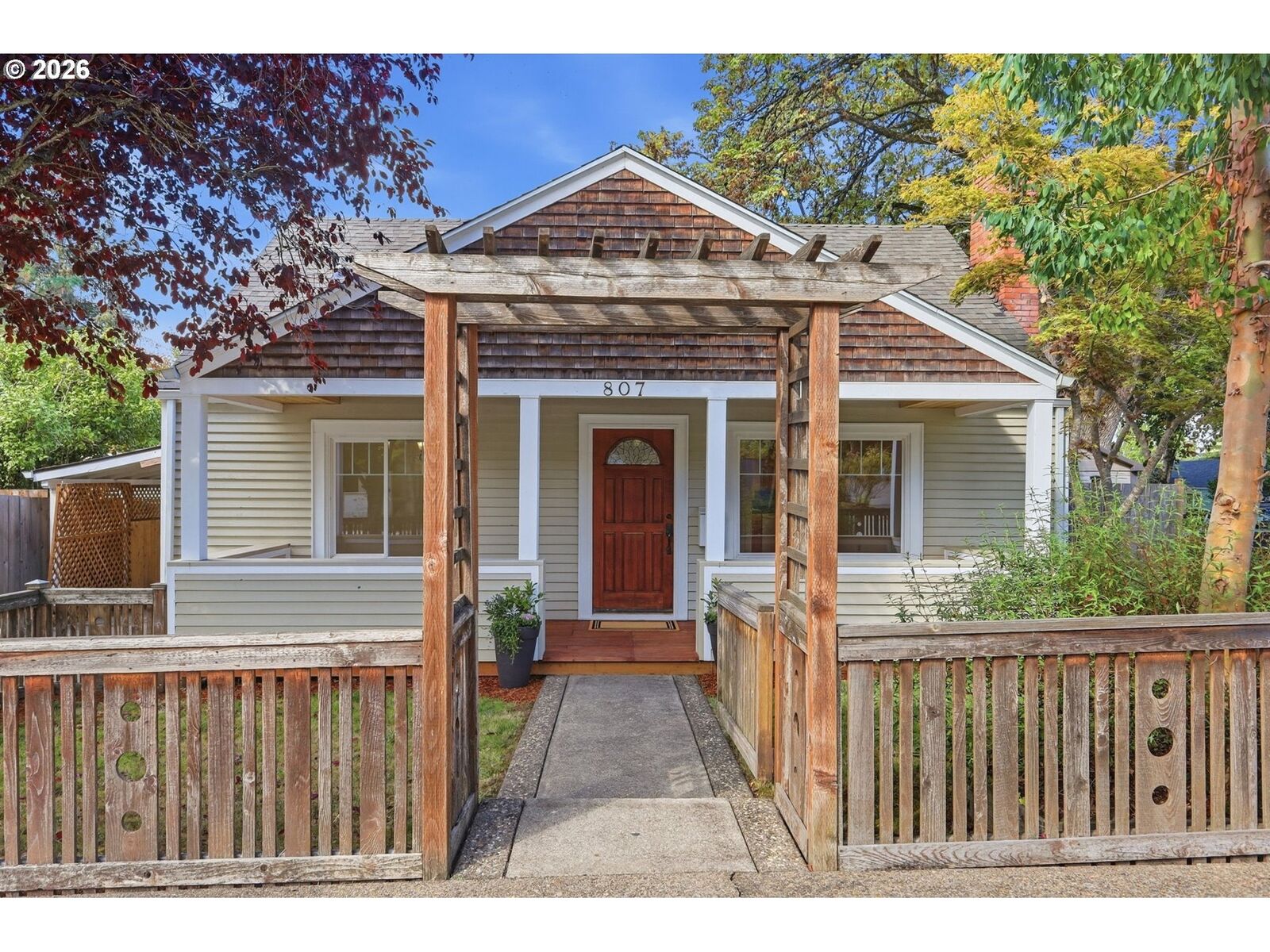 Property Photo:  807 W 19th Ave  OR 97402 