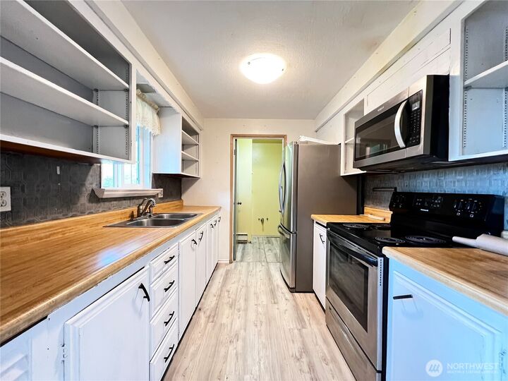 Property Photo: 1321 Rancho Place WA 98204