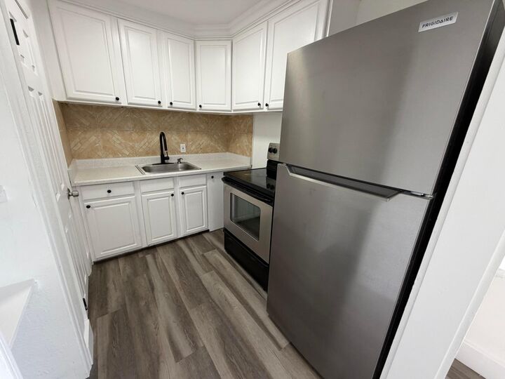 Property Photo:  844 NE 17th Way 1  FL 33304 