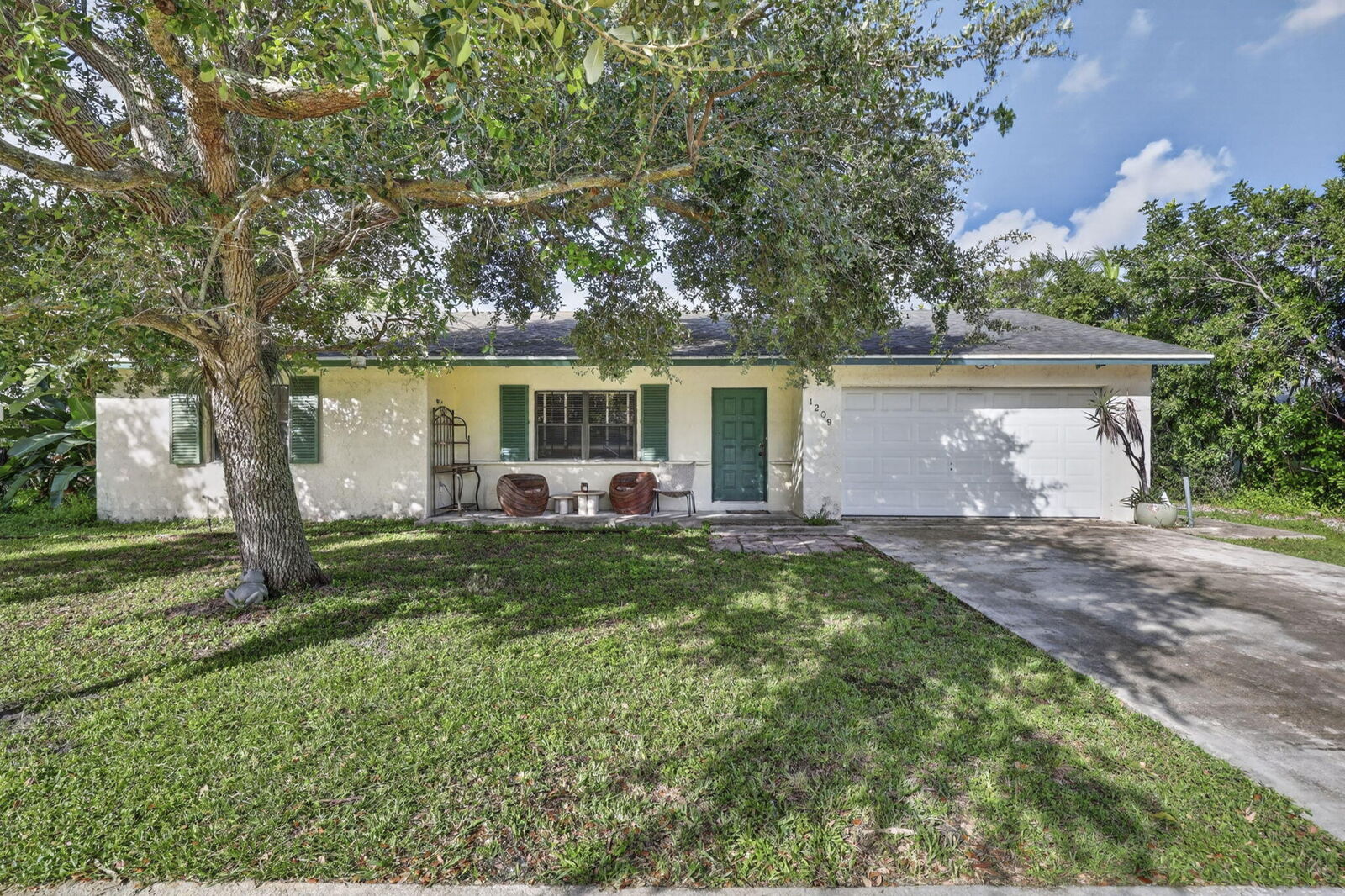 Property Photo: 1209 NW 8th Street FL 33426