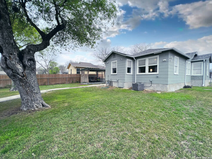 Property Photo:  302 W Mariposa  TX 78212 
