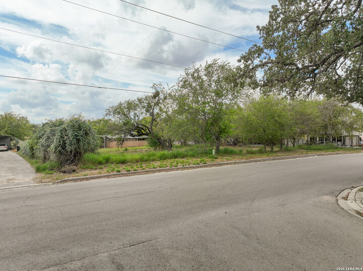 Property Photo:  607 W Colonial  TX 78016 